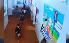 سيول تجتاح مدرسة عراقية.. والطلاب والمعلمون