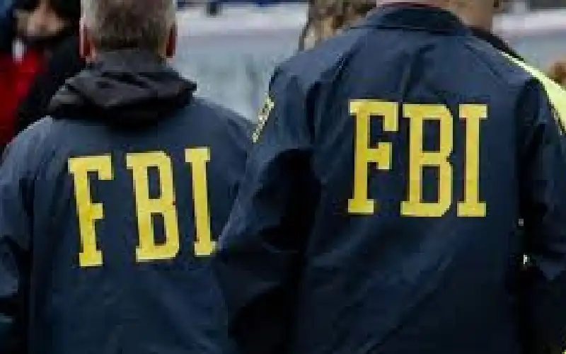 الـإف بي آي يطارد سبعينية استولت