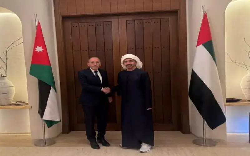 الصفدي يلتقي نظيره الإماراتي لبحث التعاون