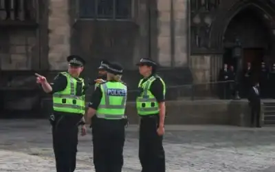 ضمادة على يده ترامب تثير التساؤل؟