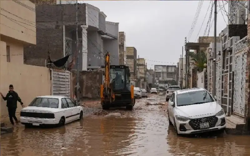 أطفال يمشون على أسلاك الكهرباء بعد