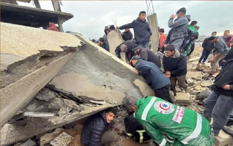 10 وفيات وانهيارات واسعة في المباني