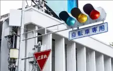 منوعات ـ إشارات المرور زرقاء اللون في اليابان..