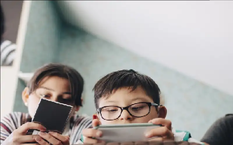 دراسة: امتلاك الهاتف الذكي يهدد الأطفال