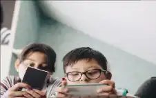 صحة ـ دراسة: امتلاك الهاتف الذكي يهدد الأطفال