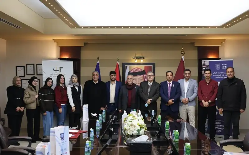 رئيس عمان الأهلية يكرم الطلبة الفائزين