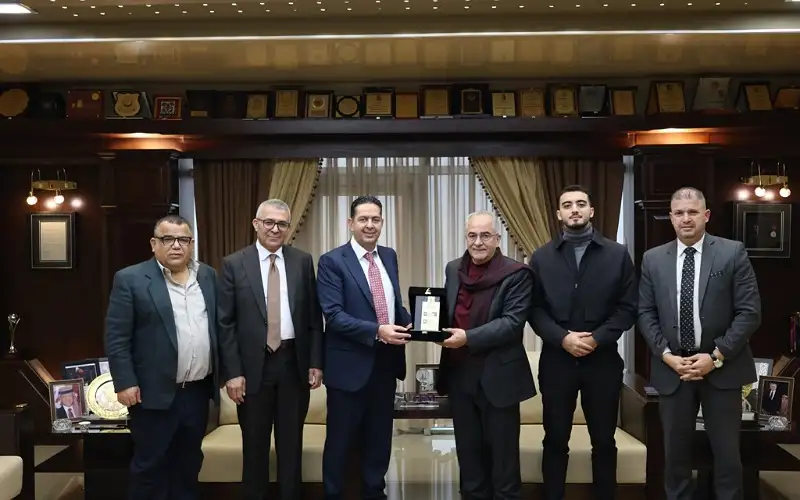 بحث تعزيز التعاون الأكاديمي بين جامعتي