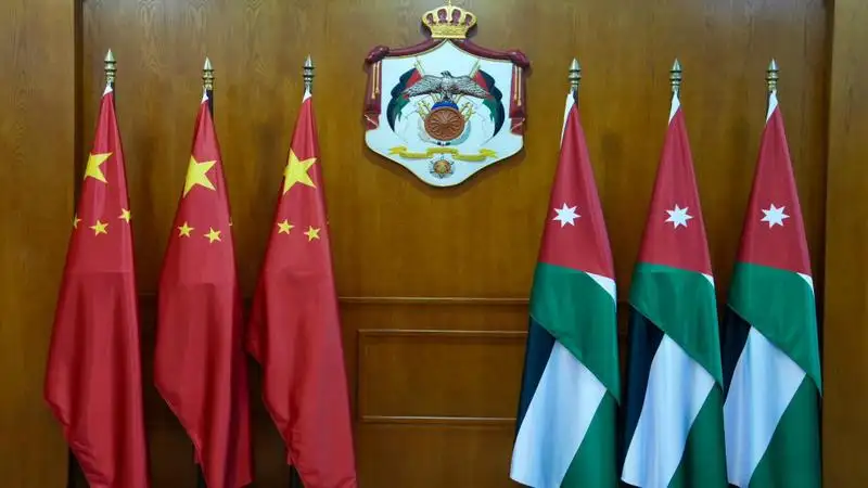 الصفدي يلتقي نظيره الصيني في عمان