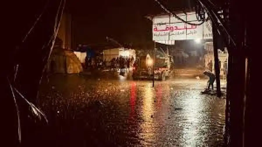 الأمطار الغزيرة تغرق خيام النازحين وتصيب