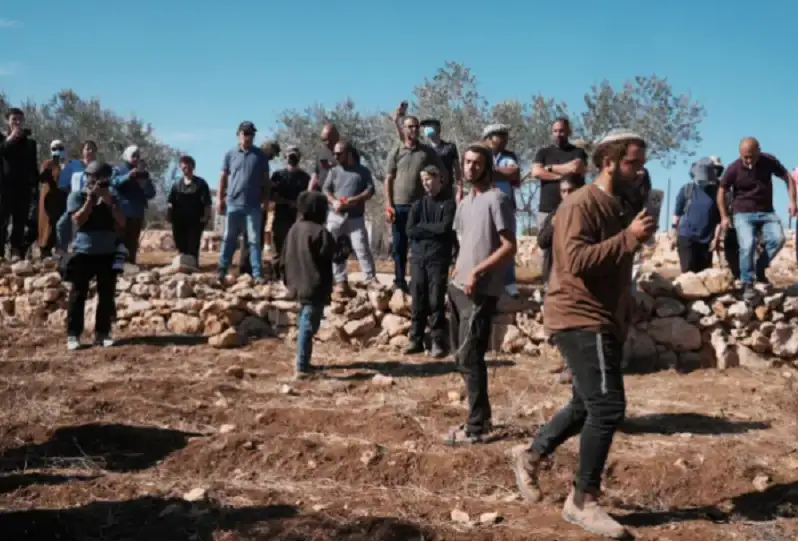 مستوطنون يعتدون على عائلة فلسطينية قرب
