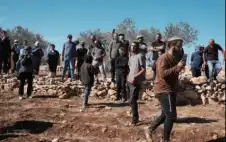 مستوطنون يعتدون على عائلة فلسطينية قرب