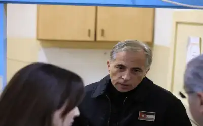 القبض على مطلوبين ومخدرات بمداهمة للامن