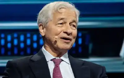 مدير شرطة الرصيفة يكرم طفلا لأمانته