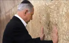 “نتنياهو” يقتحم حائط اstrongلبstrongراق والمستوطنون يدنسون