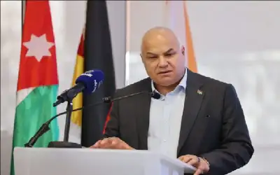 3 إصابات بحادث تصادم على طريق