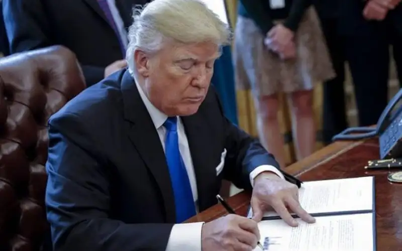 ترامب يوسع حظر السفر إلى الولايات