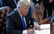 ترامب يوسع حظر السفر إلى الولايات