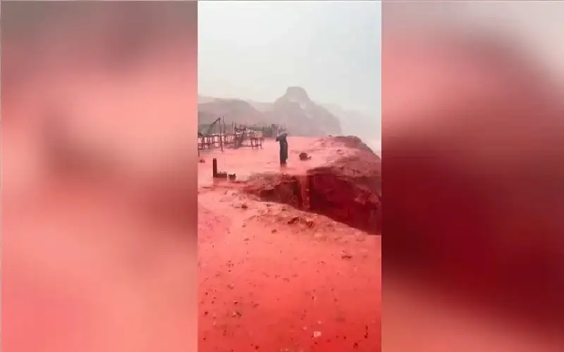 ساحل هرمز الإيراني يتحول إلى لون