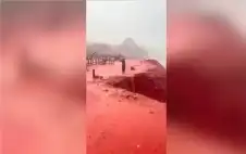 ساحل هstrongرمstrongز الإيراني يتحول إلى لون