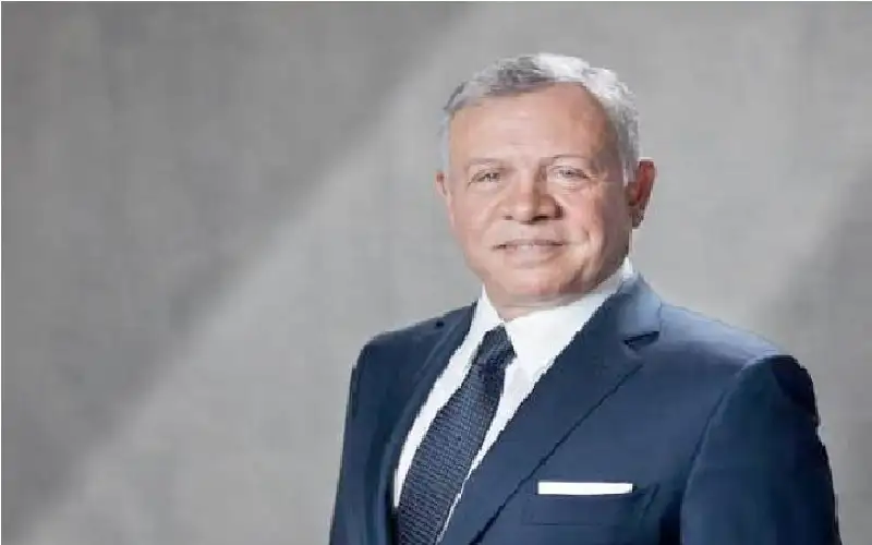 الملك يهنئ أمير دولة الكويت بذكرى