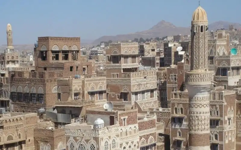 الحوثيون يعتقلون عشرة موظفين يمنيين إضافيين