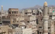 الحوثيون يعتقلون عشرة موظفين يمنيين إضافيين