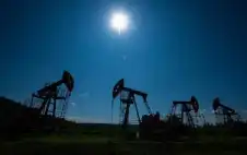 النفط يتجه للانخفاض للأسبوع الثاني على