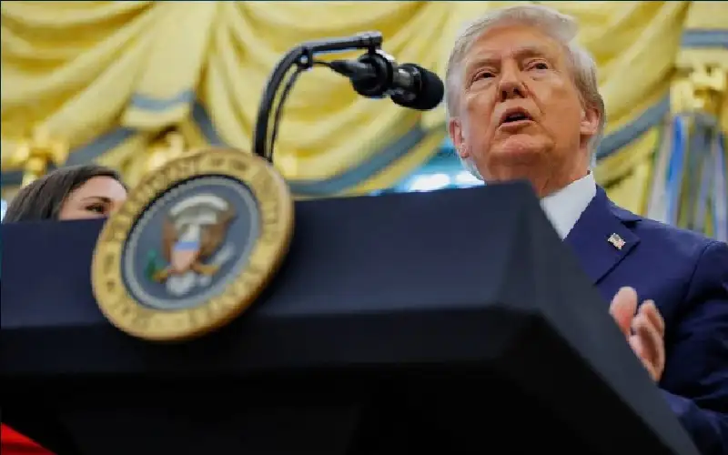 ترامب يطلق اسمه على أشهر مركز