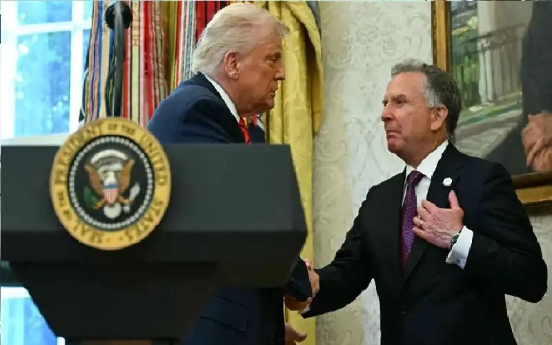 ويتكوف ينقل صندوقا من روسيا إلى