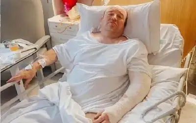 بالفيديو: رجل يرتدي زيا من الأوراق