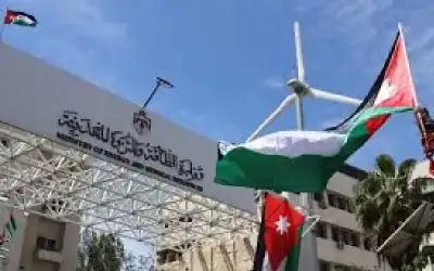 مواطنون يعترضون مركبة رسمية ويمنعونها من