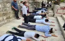 مئات المستوطنين يقتحمون الأقصى ويؤدون “سجودا