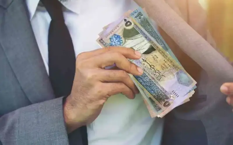 استمرار صرف رواتب لموظفي حكومة مفصولين
