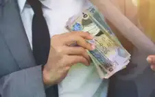 استمرار صرف رواتب لموظفي حكومة مفصولين