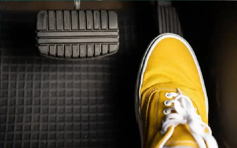 لماذا تحظر الصين قيادة السيارات بدواسة