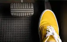 لماذا تحظر الصين قيادة السيارات بدواسة