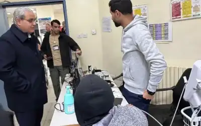 الستينية أم حاتم ترافق ابنها الضرير