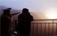 زstrongعيstrongم كوريا الشمالية يشرف على اختبار