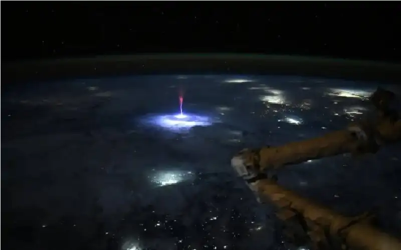 رائدة فضاء توثق لحظة نادرة فوق