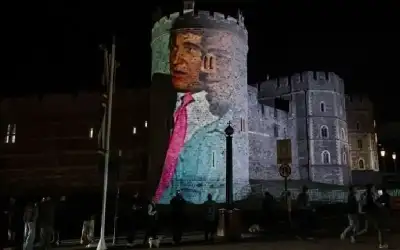 بايدن يتعثر من جديد أثناء صعوده