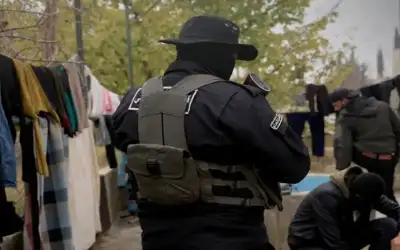 جونسون يفضل الموت داخل حفرة على