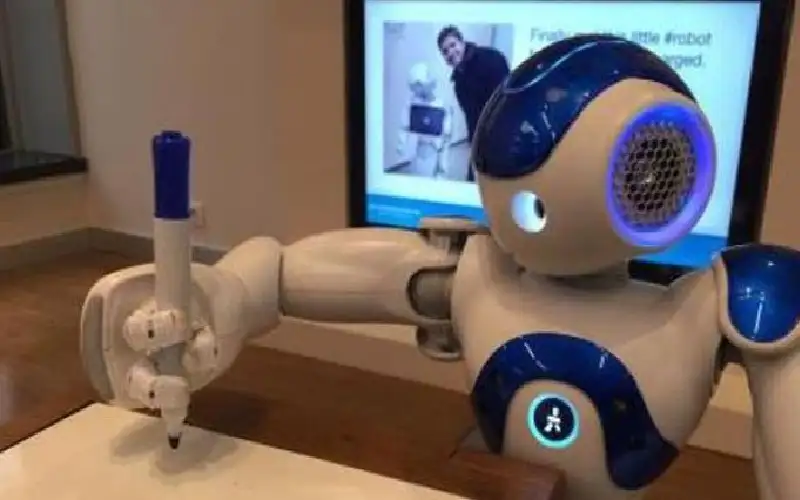 روبوت يحضر الدروس بدل الطالب