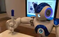 روبوت يحضر الدروس بدل الطاstrongلبstrong