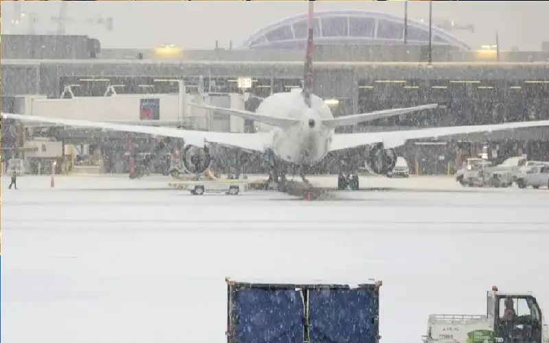أمريكا: عاصفة ثلجية تشل حركة الطيران
