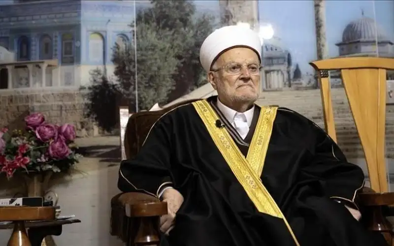 الشيخ عكرمة صبري ينفي الأخبار المتداولة