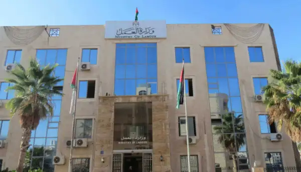 7950 إنذارا لمنشآت خالفت القانون ..