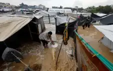 غرق مئات خيام النازحين في قطاع