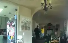 طفل يحبط سرقة منزله بذكاء