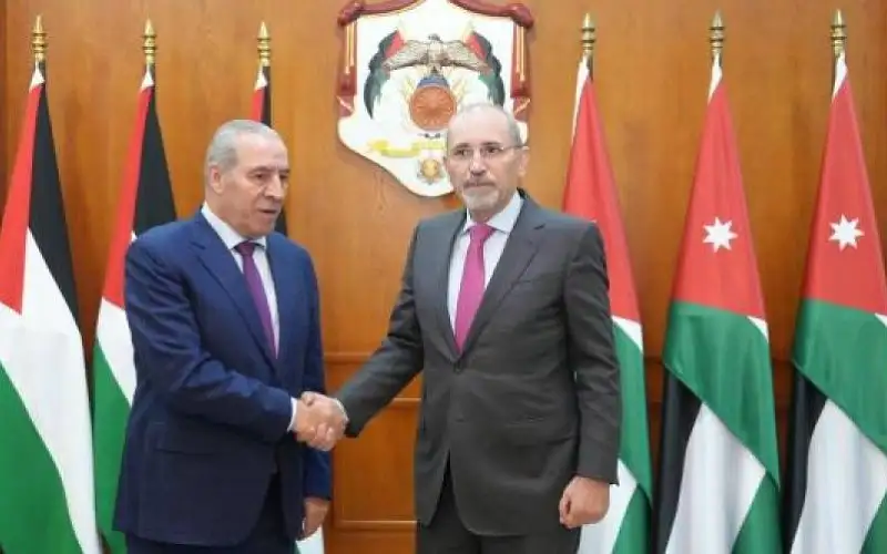 بحضور مدير المخابرات .. الصفدي يلتقي