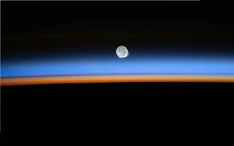 هالة من نور فوق المحيط الهندي..